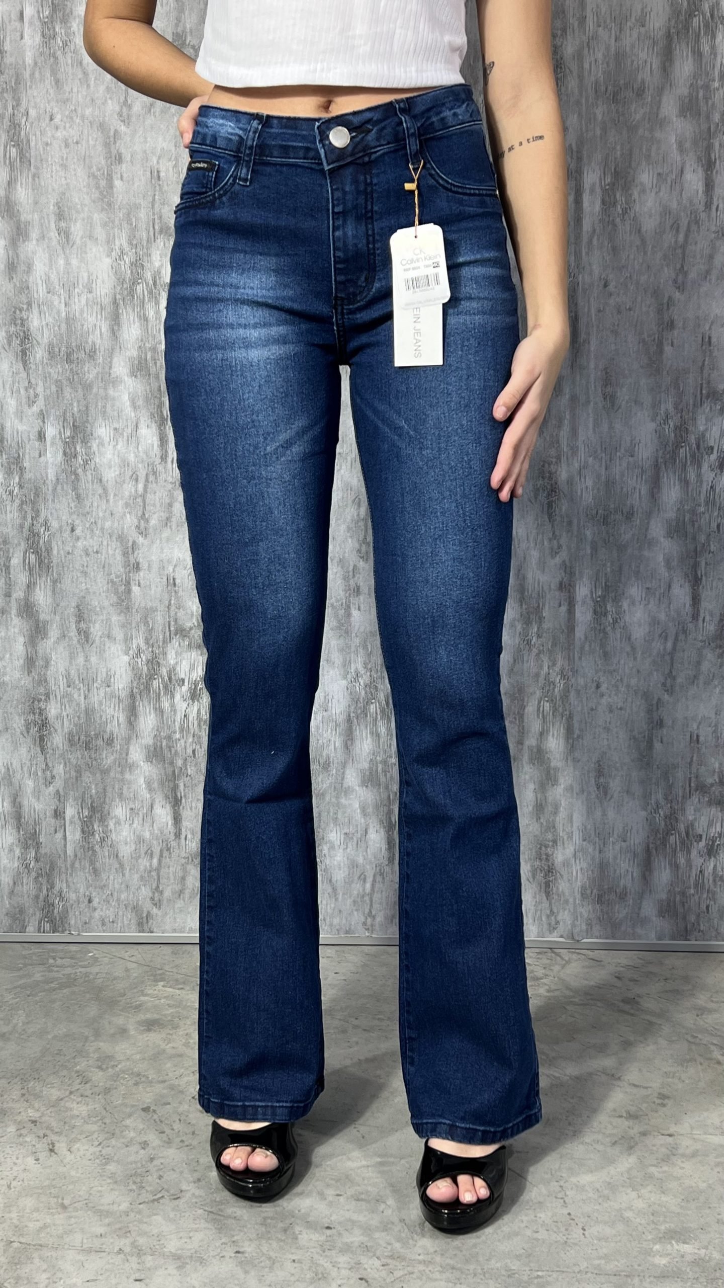 CALÇA JEANS GRIFE PREMIUM - CK BOCA DE SINO