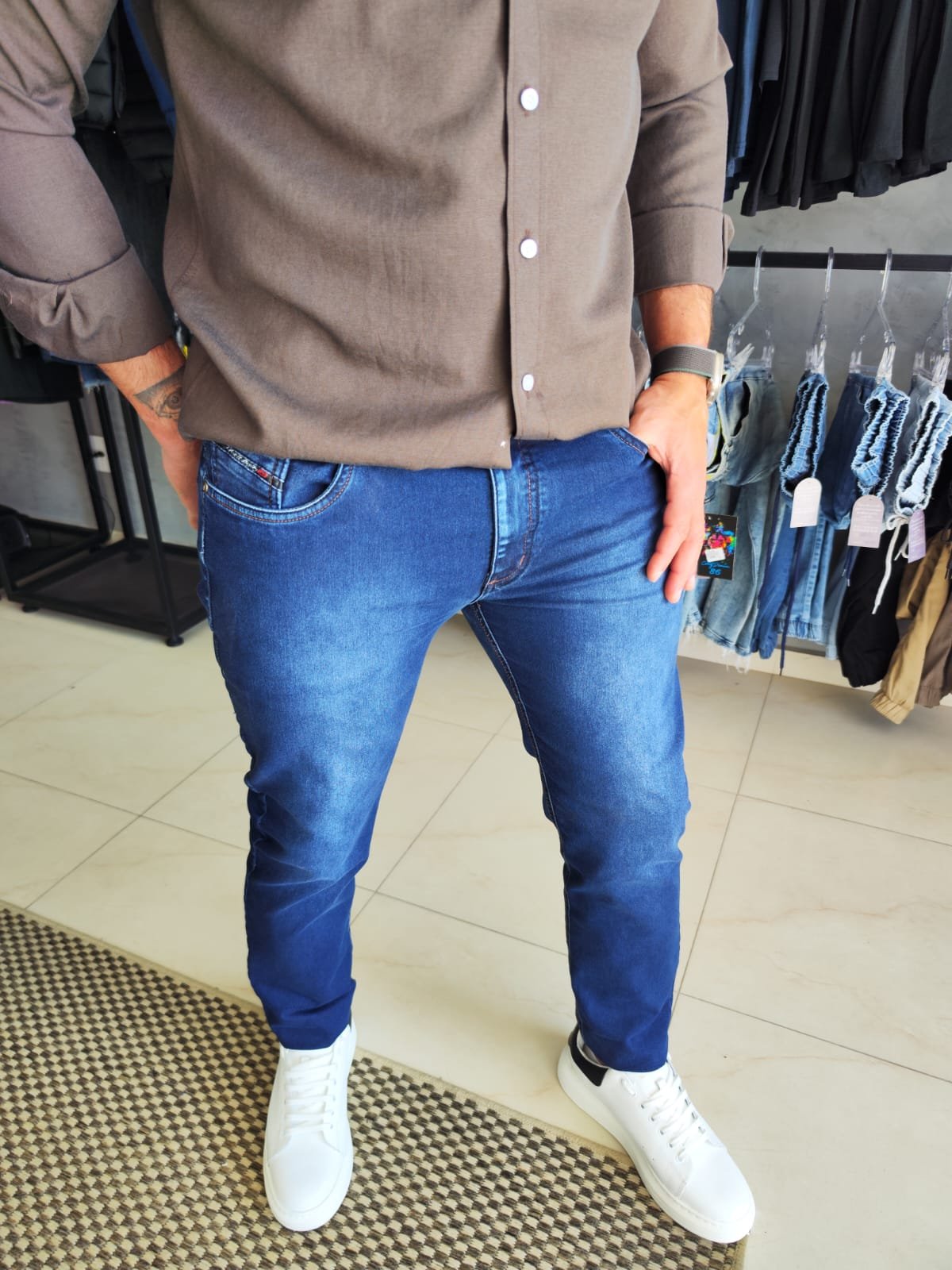 CALÇA JEANS ESCURA LISA